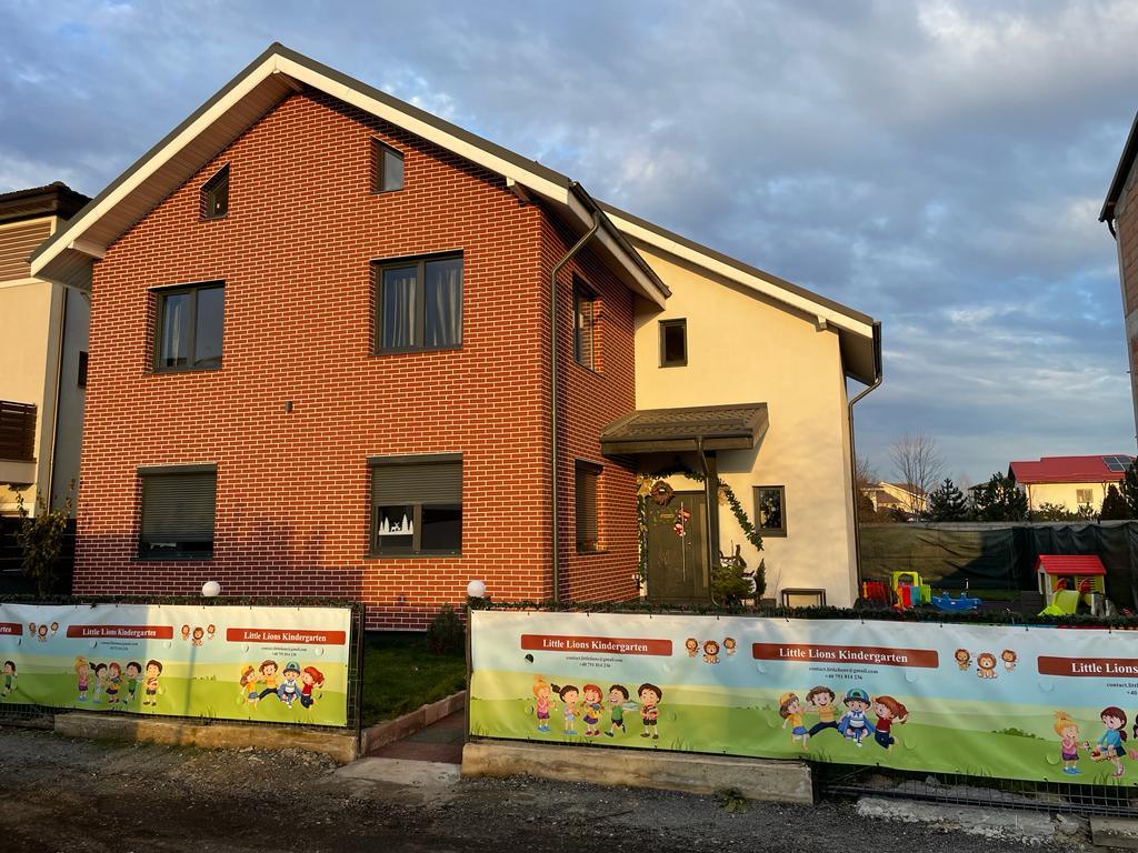 Clădirea Grădiniței Little Lions din Pipera, cu bannere pe gard