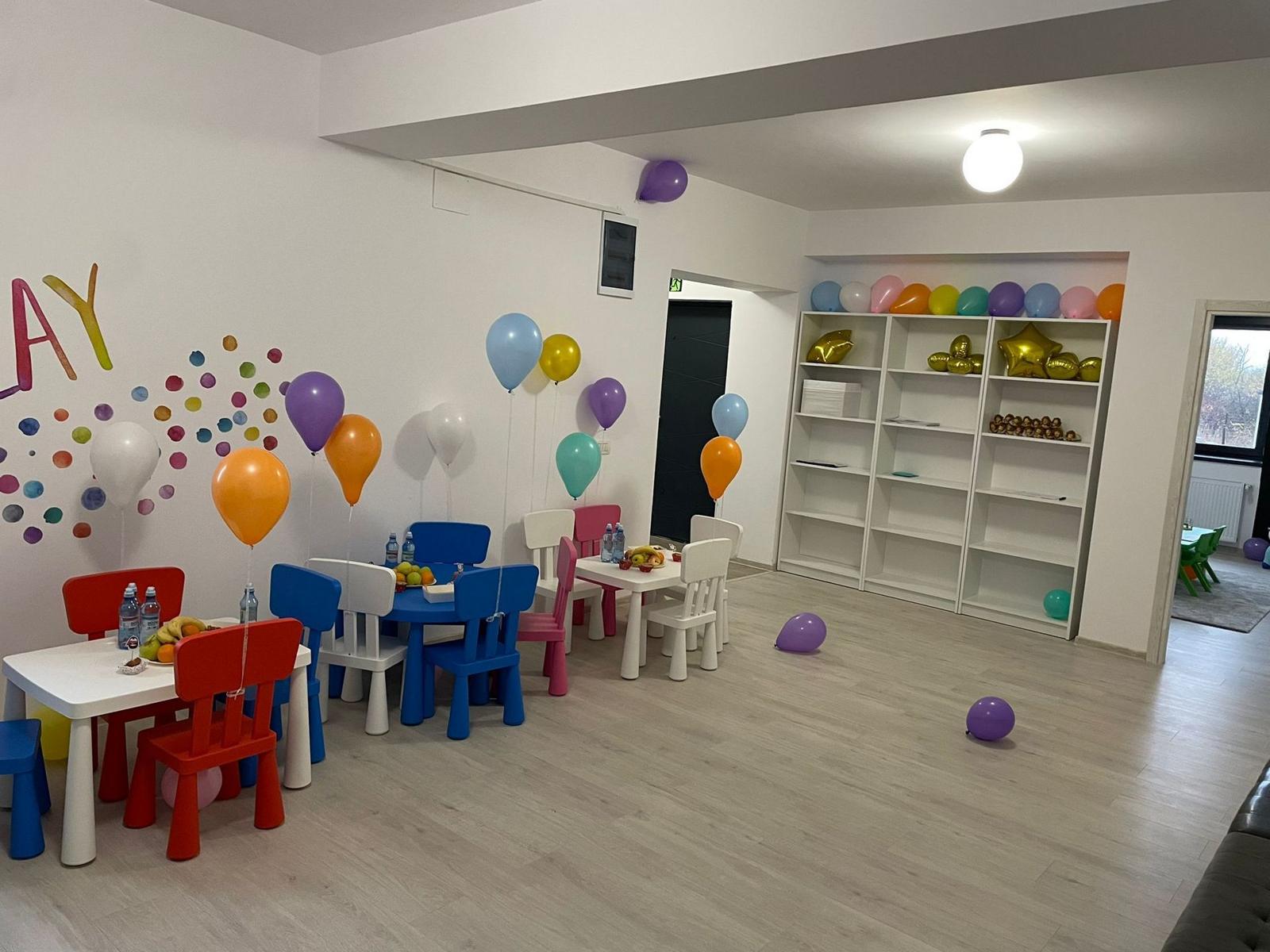 Sala de grupă pregătită de sărbătoare, cu baloane colorate