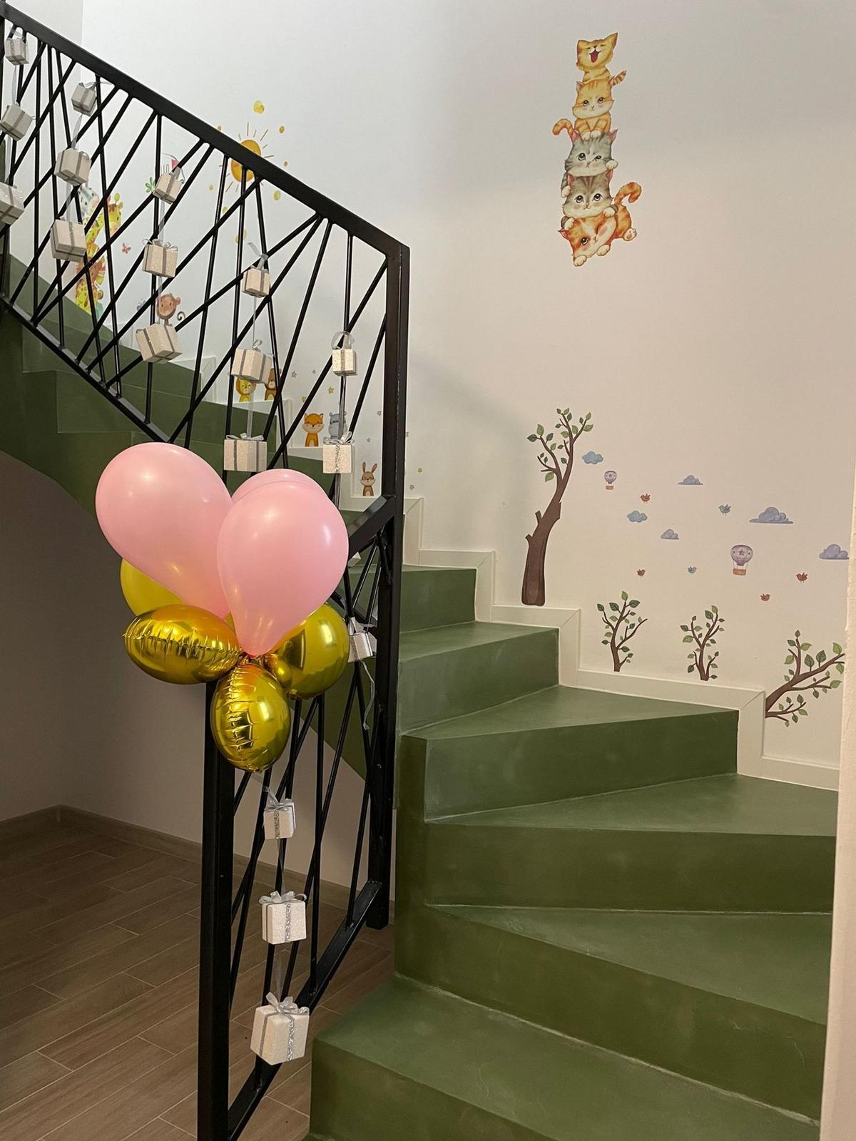 Scara verde decorată cu desene