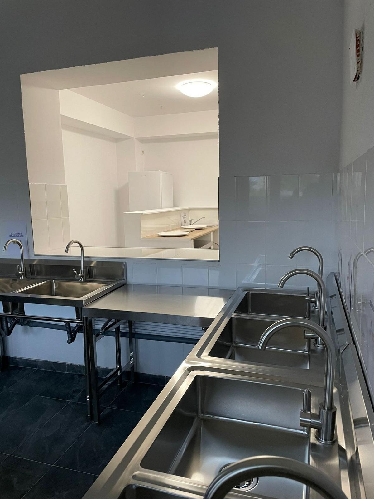 Bucătăria proprie a grădiniței, cu chiuvete din inox
